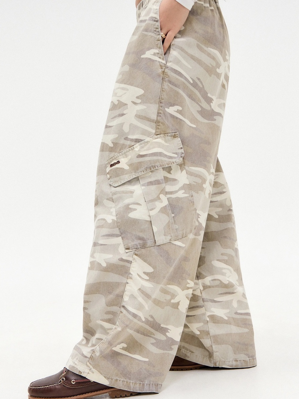 LIKE NEW NEVER WORN BDG Camo Wide leg cargo pants with inside drawstring - Picture 3 of 10